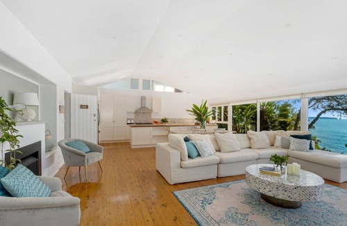Whale Beach House | Stunning Dolphin Bay Oceanfront with Spectacular Amenities