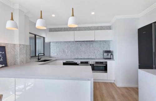 The Entrance Apartment | Elegant Dolphin Court Penthouse with Family-Friendly Amenities