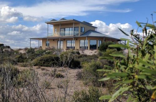 Wright House | Pet-Friendly Dolphin Eco Retreat with 5 Bedrooms in Venus Bay
