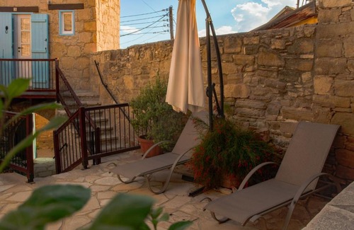 Tochni Apartment | Pet-Friendly Dolphin Guest House with 9/10 Review Score
