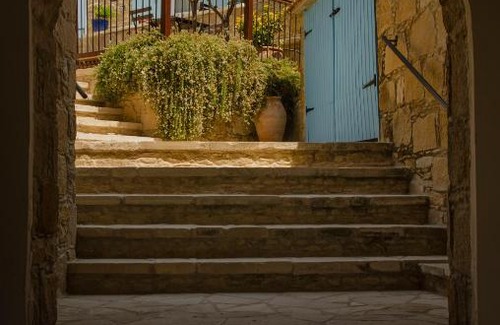 Tochni Apartment | Pet-Friendly Dolphin Guest House with 9/10 Review Score