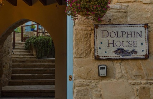 Tochni Apartment | Pet-Friendly Dolphin Guest House with 9/10 Review Score