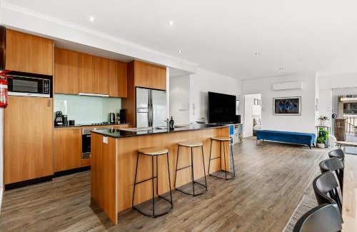 Mandurah Apartment | Dolphin Harbour Haven-family Friendly-canal Front