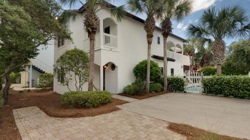 Seawalk Circle House | Family-Friendly Dolphin House with Top Amenities Awaiting You
