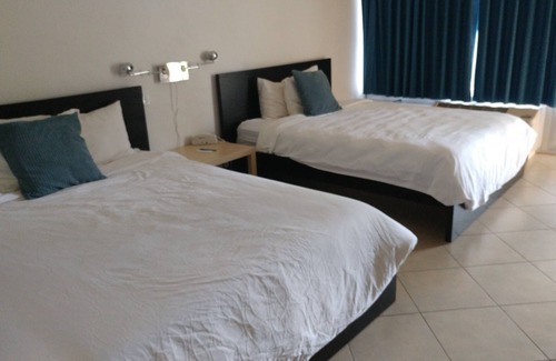 Caloosahatchee Hotel | Relax at Dolphin Key Resort with Pool and Spa Amenities