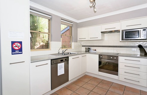 Middleton Beach Apartment | Relaxing Dolphin Lodge with Oceanfront Pool & Breakfast