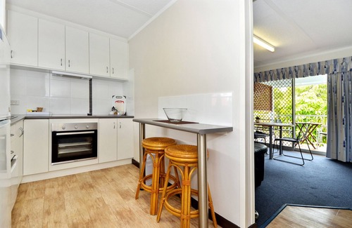 Middleton Beach Apartment | Relaxing Dolphin Lodge with Oceanfront Pool & Breakfast