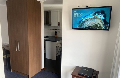 Middleton Beach Apartment | Relaxing Dolphin Lodge with Oceanfront Pool & Breakfast