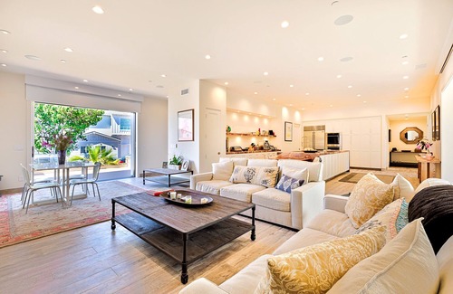 La Jolla Shores House | Experience Dolphin Sunset: Oceanfront Oasis in La Jolla