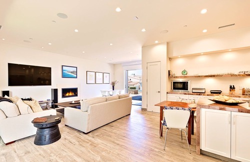 La Jolla Shores House | Experience Dolphin Sunset: Oceanfront Oasis in La Jolla