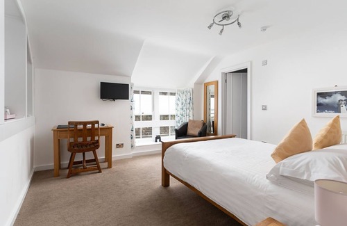 Chysauster Hotel | Discover Dolphin Tavern: Family-Friendly with Breakfast Included