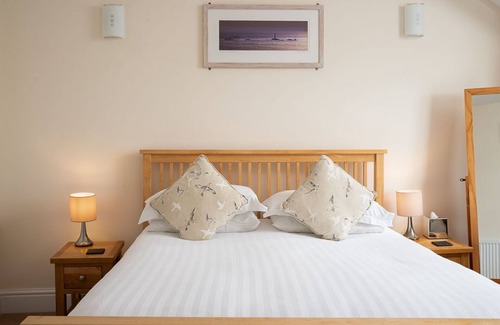Chysauster Hotel | Discover Dolphin Tavern: Family-Friendly with Breakfast Included