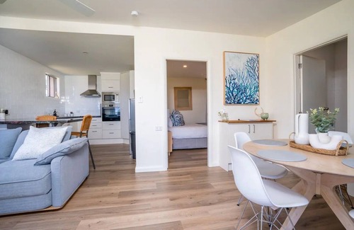 Pindimar Cottage | Idyllic Dolphin View Cottage: Tranquility by the Water
