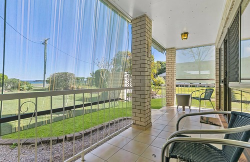 Bongaree House | Unforgettable Dolphin View with Breakfast & Family Amenities
