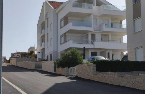 Kolan Apartment | Beachfront Dolphin View with Pool and Ocean Access