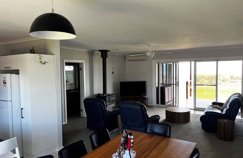Cape Jaffa House | Dolphin Views@ Limestone coast Cape Jaffa Pet friendly. Boat parking Beach Front