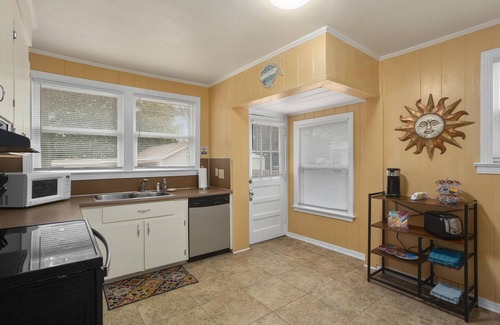 Southeast Pensacola House | Dog-Friendly Dolphina House: Oceanfront Retreat Near Beach