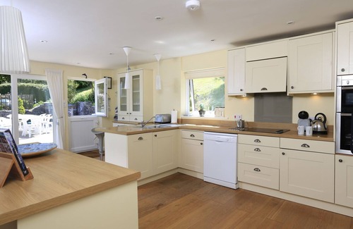 Salcombe Cottage | Experience Oceanfront Bliss at Dolphins Hotel
