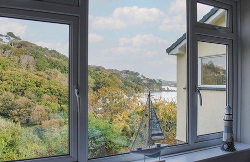 Salcombe Cottage | Experience Oceanfront Bliss at Dolphins Hotel