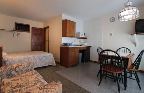 Hampton Hotel | Affordable Family Getaway at Dolphyn Motel with Pool