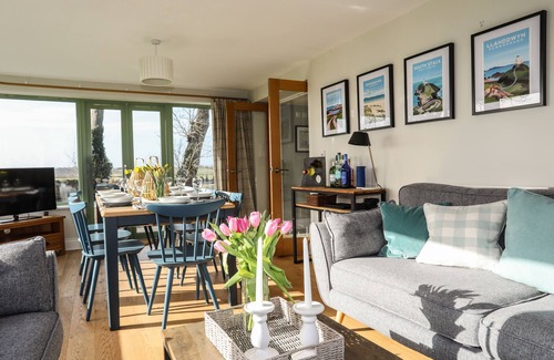 Brynsiencyn Cottage | Relax at DOLWAENYDD: Pet-Friendly Retreat with Hot Tub