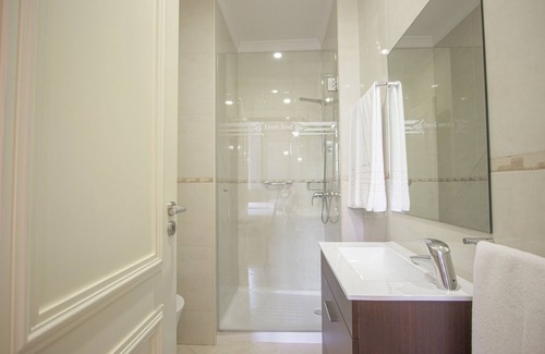 Guimaraes Hotel | Stylish Dom Jose by Guestify: Top-Rated with Spa & Dining
