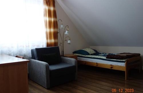 Czarna House | Cozy Retreat: Dom Młodzieżowy w Polanie with Breakfast & More