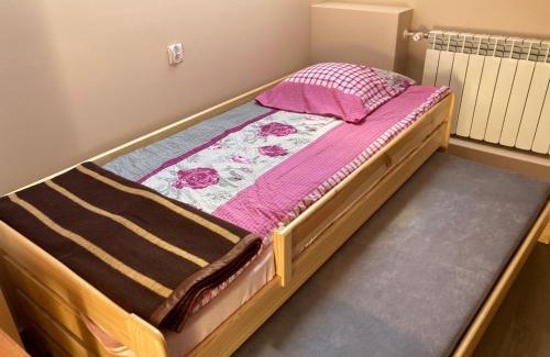 Czarna House | Cozy Retreat: Dom Młodzieżowy w Polanie with Breakfast & More