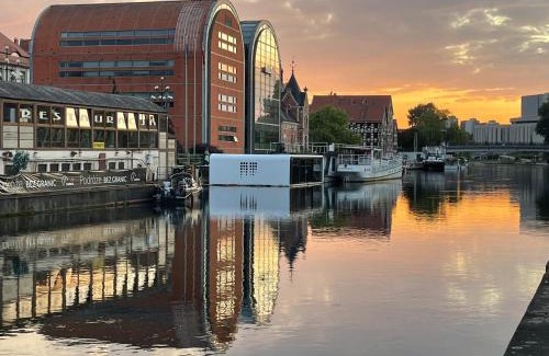 Bydgoszcz Apartment | Discover Dom na wodzie: Pet-Friendly Retreat with 9.2 Rating