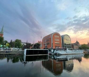 Bydgoszcz Apartment | Discover Dom na wodzie: Pet-Friendly Retreat with 9.2 Rating