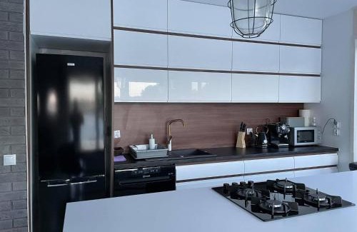 Karwie Villa | Exceptional Dom na wodzie: Oceanfront with Hot Tub
