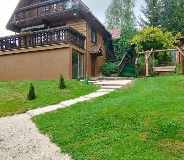 Rycerka Dolna Cabin | Cozy Dom na wzgórzu: Pet-Friendly Retreat with Fireplace