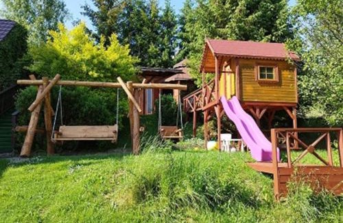 Rycerka Dolna Cabin | Cozy Dom na wzgórzu: Pet-Friendly Retreat with Fireplace
