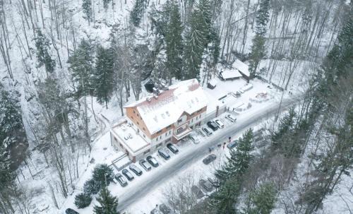 Miedzygorze Bed & Breakfast | Discover Dom Nad Wodospadem: Pet-Friendly Retreat with Breakfast