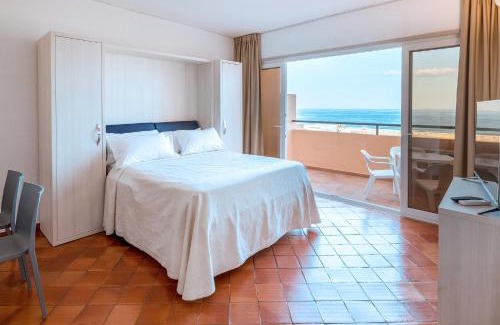 Meia Praia Apartment | Oceanfront Dom Pedro Lagos: Family-Friendly Getaway