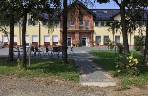Jarocin Resort | Discover Dom Weselny Zielony Zakątek: Family-Friendly Retreat
