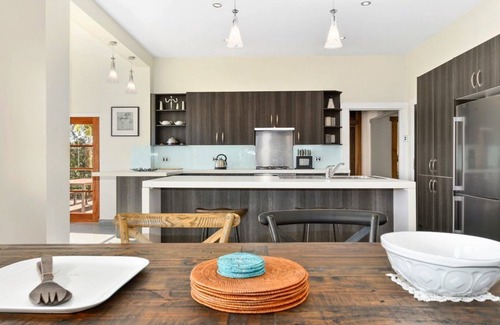 West Launceston House | Elegant Dom Winter Art Deco Hotel - Child-Friendly Retreat