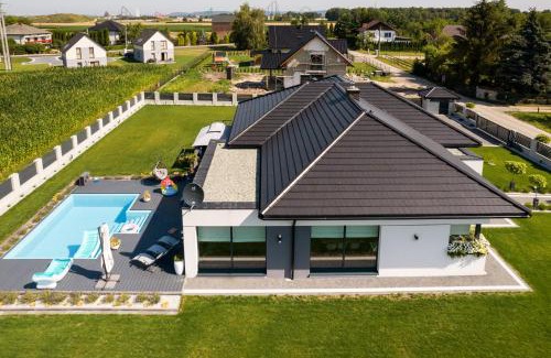 Zator Villa | Relaxing Getaway at Dom z Basenem & Jacuzzi in Zator