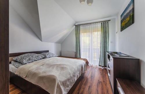 Jaworki House | Discover Dom Zaskalskie 10b: Pet-Friendly Getaway Awaits