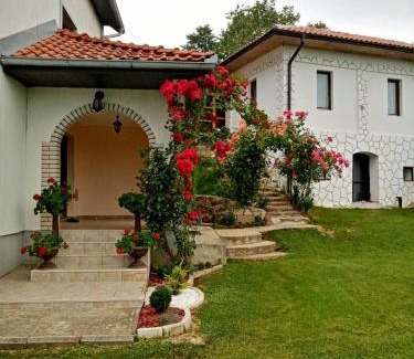 Central Serbia House | Top-Rated Domaćinstvo Sinđelić: Pet-Friendly Retreat