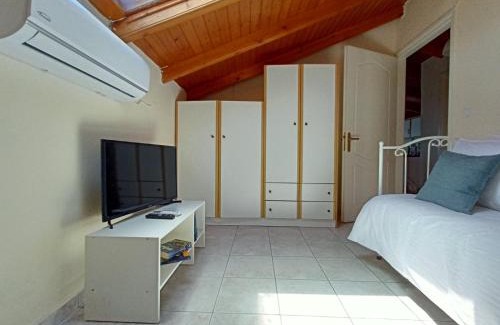 Menidion Apartment | Oceanfront Doma Menidi Rooftop Apartment with Breakfast