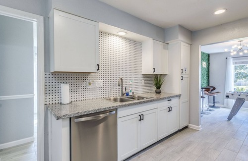 McNeil House | Family Retreat with Heated Pool & Hot Tub – Top Rated 9.6/10