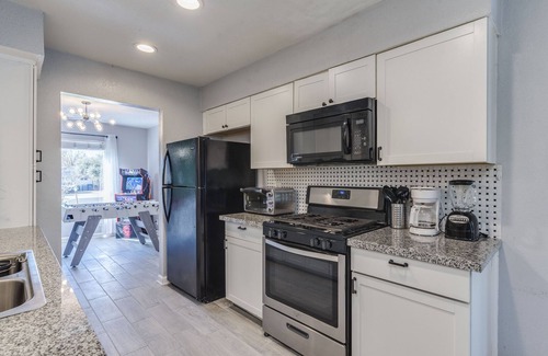 McNeil House | Family Retreat with Heated Pool & Hot Tub – Top Rated 9.6/10
