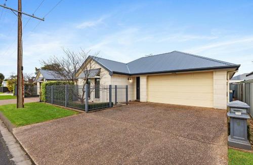 Mount Gambier Apartment | Domain One Apartment: Family-Friendly Stay with Kitchen Access