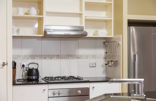 Mount Gambier Apartment | Comfortable Domain Two Apartment with Pool and Breakfast