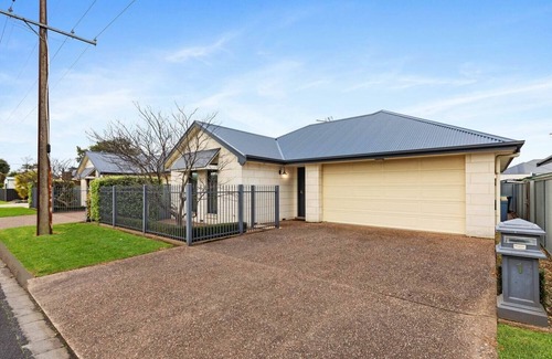 Mount Gambier Apartment | Comfortable Domain Two Apartment with Pool and Breakfast