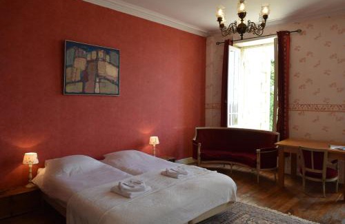 Saint-Medard-d'Excideuil Hotel | Relax at Domaine d'Essendiéras: Pet-Friendly Oceanfront Stay