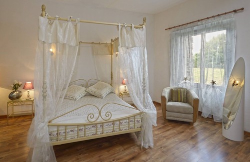 Sainte-Gemme-d'Andigne Bed & Breakfast | Exceptional Domaine De La Cour: Spa and Family-Friendly Getaway
