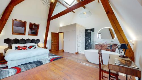Gelos Bed & Breakfast | Elegant Family Retreat at Domaine de la Tisnère - 5 Star