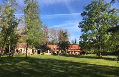 Lailly-en-Val Bed & Breakfast | Idyllic Domaine de Montizeau with Pool & Ocean Views